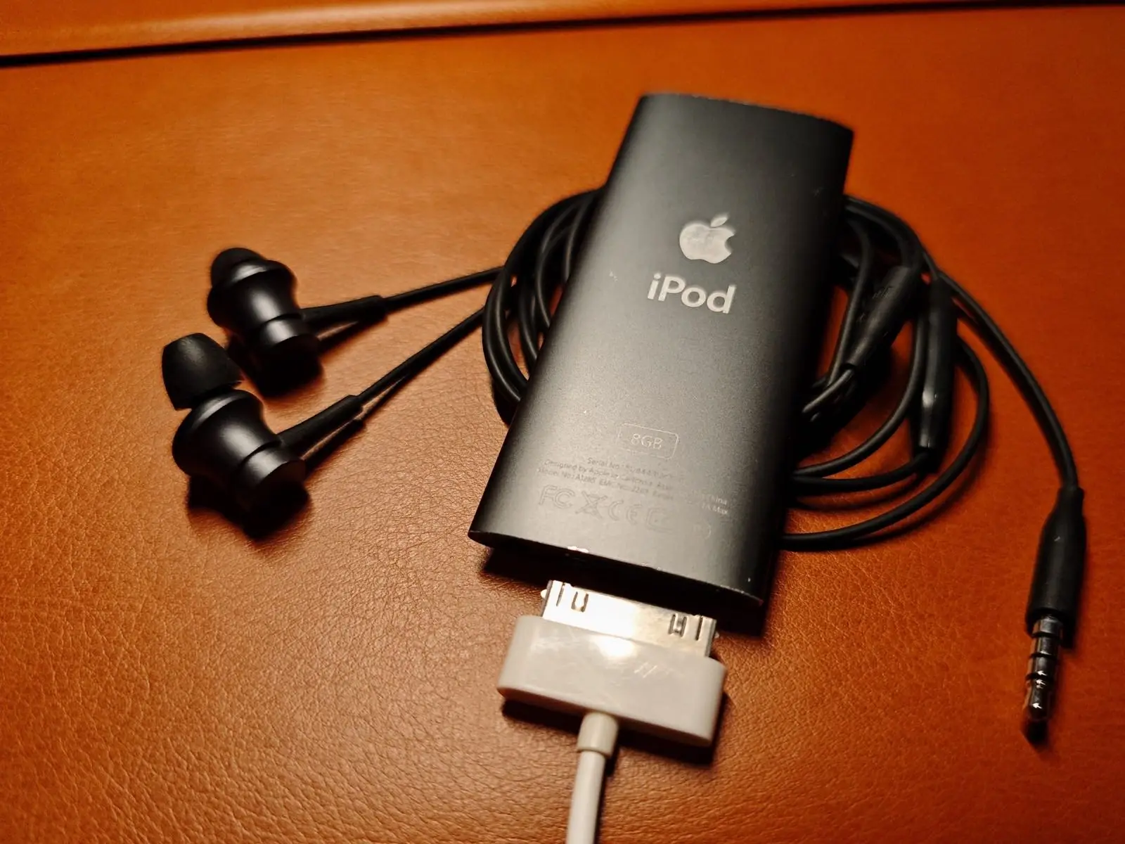 iPod nano 4 与耳机和数据线